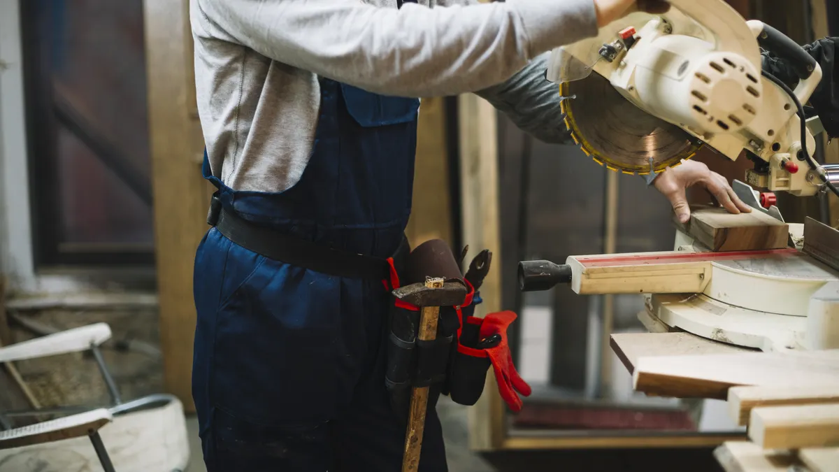 Tischler bei Holzarbeiten in der Werkstatt